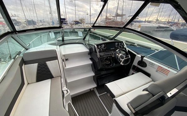 Продажа -  моторный катер MONTEREY 295 SPORT YACHT - капитанский мостик